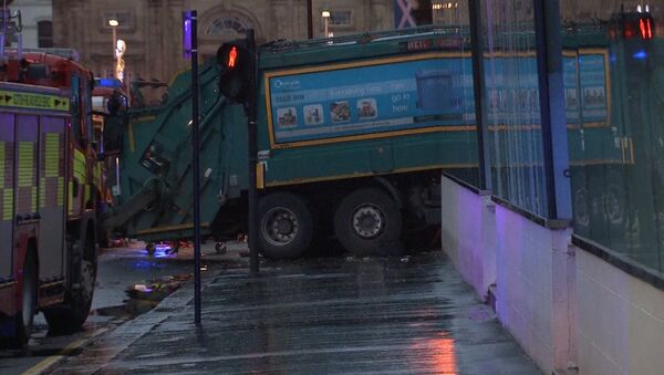 Полицейские перекрыли улицу в Глазго, где мусоровоз сбил шесть человек
