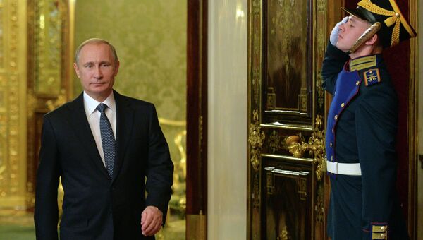 Президент России Владимир Путин на церемонии встречи гостей перед началом заседания Совета коллективной безопасности Организации Договора о коллективной безопасности