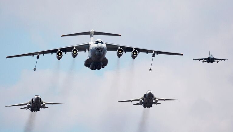 Самолет-заправщик Ил-78, бомбардировщики Су-24 и учебно-тренировочный самолет Як-130