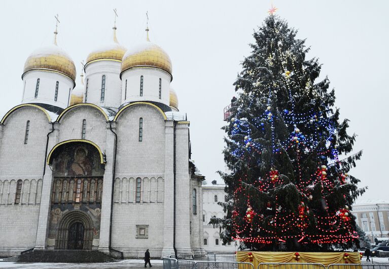 Украшение новогодней елки на Соборной площади Московского Кремля