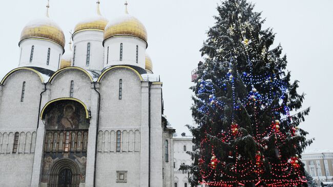 Украшение новогодней елки на Соборной площади Московского Кремля