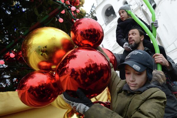 Елочные шары на главной новогодней елке России на Соборной площади Московского Кремля