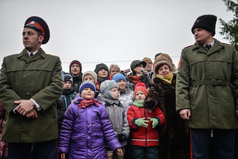 Дети во время предновогоднего представления в подмосковном лесничестве по случаю рубки главной ели России