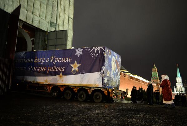 Грузовик с главной Новогодней елкой страны въезжает на Красную площадь