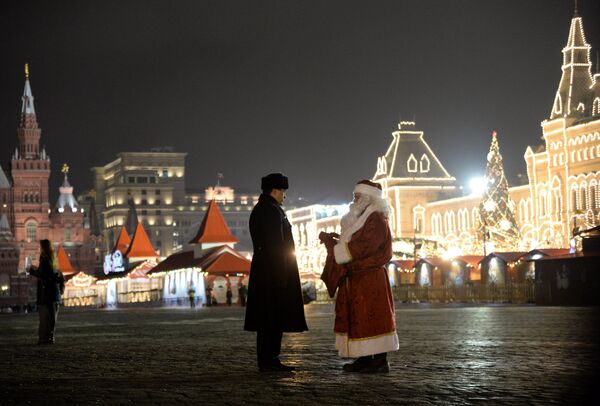 Дед Мороз на Красной площади во время встречи главной новогодней елки страны