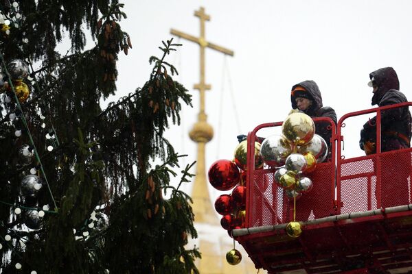 Рабочие украшают главную новогоднюю елку России на Соборной площади Московского Кремля