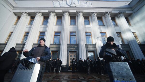 Сотрудники милиции у здания Верховной Рады Украины.