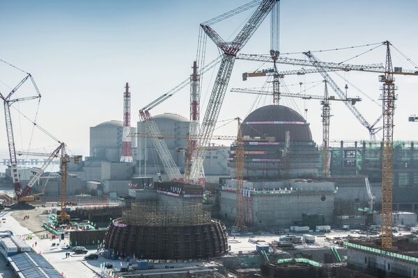Подъем купола гермооболочки здания реактора третьего энергоблока на Тяньваньской АЭС-2