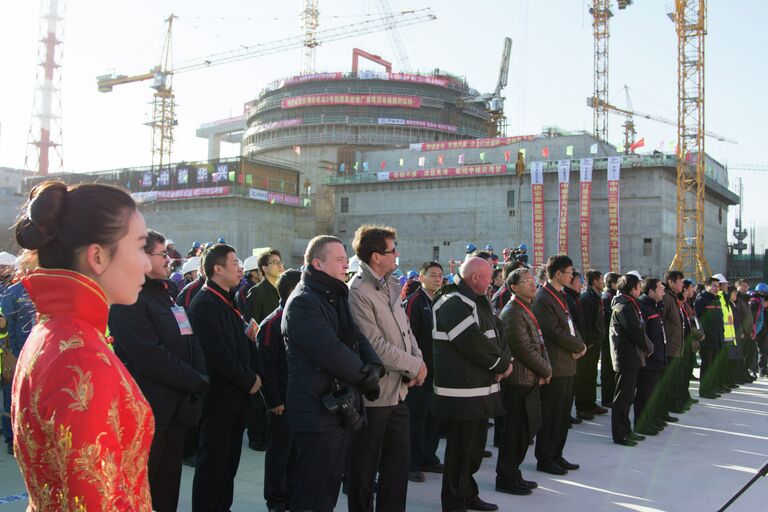 Подъем купола гермооболочки здания реактора третьего энергоблока на Тяньваньской АЭС-2