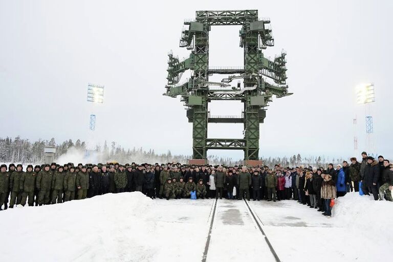 Боевой расчет и зрители запуска ракеты-носителя тяжелого класса Ангара-А5 на космодроме Плесецк