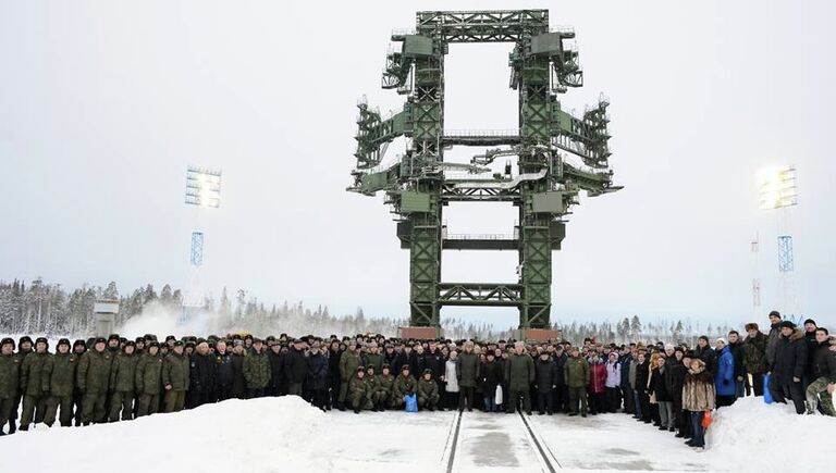 Боевой расчет и зрители запуска ракеты-носителя тяжелого класса Ангара-А5 на космодроме Плесецк