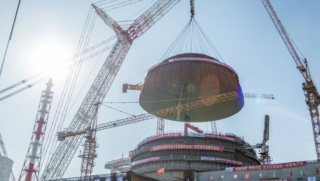 Подъем купола гермооболочки здания реактора третьего энергоблока на Тяньваньской АЭС-2