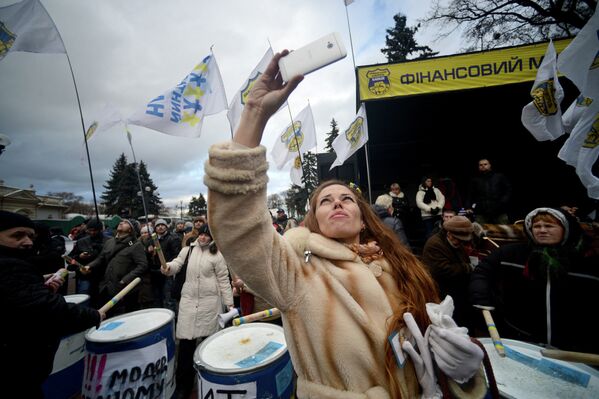 Девушка во время протестного митинга в центре Киева