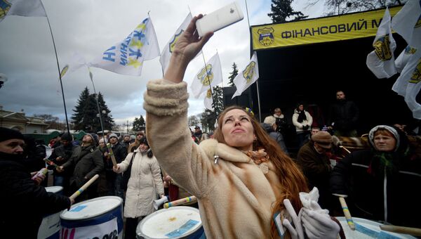 Девушка во время протестного митинга в центре Киева, архивное фото