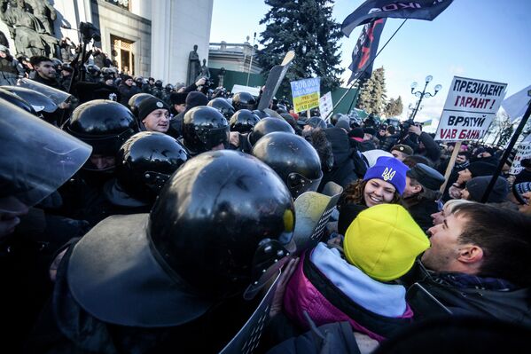 Участники протестной акции во время столкновения в сотрудниками милиции в центре Киева