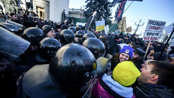 Участники протестной акции во время столкновения в сотрудниками милиции в центре Киева. Архивное фото