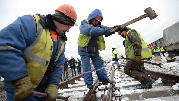 Рабочие ремонтируют железнодорожные пути в Москве. Архивное фото