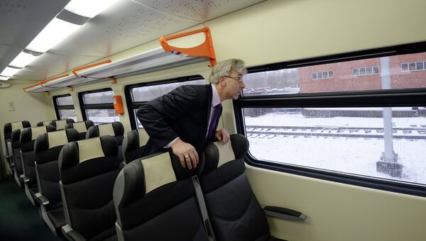 Пассажир в поезде на участке Малого кольца Московской железной дороги