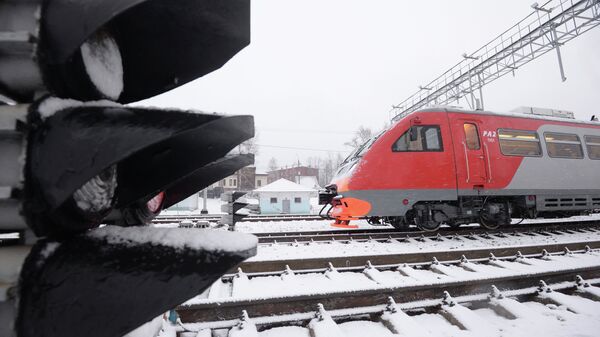 Пассажирский поезд на Малом кольце Московской железной дороги