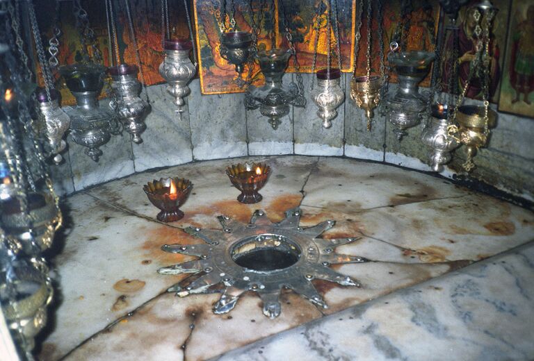 Храм Рождества Христова в городе Вифлеем. Серебряная звезда, обозначающая место Рождества Христова