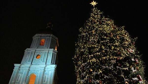 Световая новогодняя иллюминация на главной елке страны в Киеве