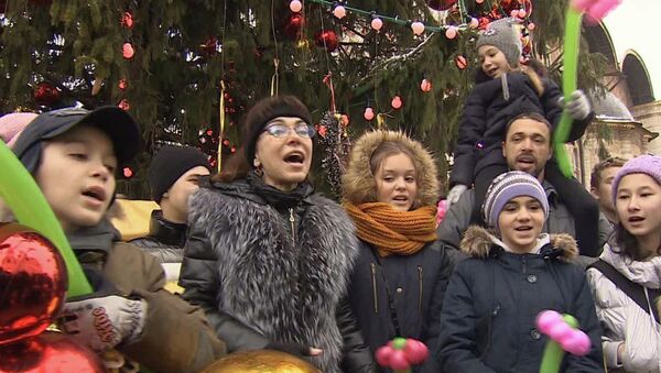 Многодетная семья украсила главную новогоднюю елку России и спела