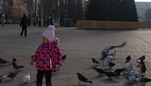 Девочка на площади Ленина в Донецке
