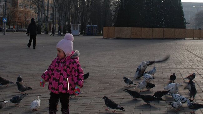 Девочка на площади Ленина в Донецке