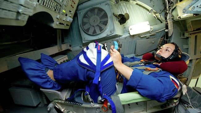 Космонавт Роскосмоса Елена Серова на тренажере российского сегмента Международной космической станции Космонавт Роскосмоса Елена Серова на тренажере российского сегмента Международной космической станции