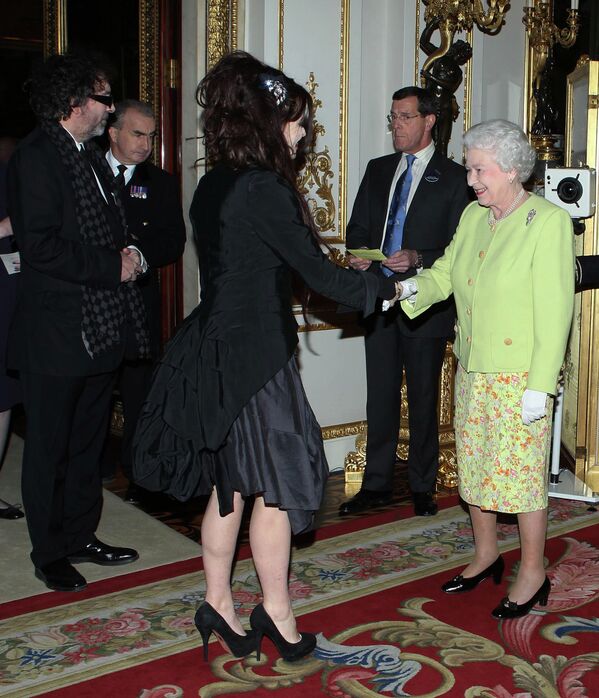 Королева Великобритании Елизавета II приветствует Тима Бертон и Хелену Бонэм Картер на приеме в честь 200-летия со дня рождения Чарльза Диккенса