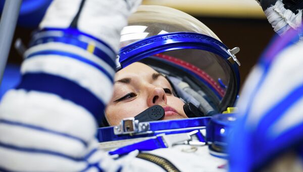 Космонавт Роскосмоса Елена Серова перед полетом на МКС