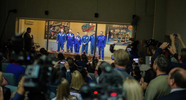Космонавт Роскосмоса Елена Серова и члены экипажа длительной экспедиции на МКС на космодроме Байконур