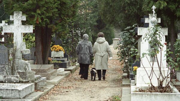 Потомки русских эмигрантов во Франции идут по аллее русского кладбища