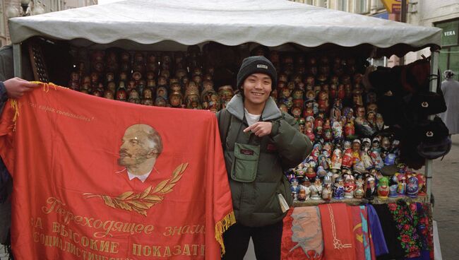 Турист на Арбате в Москве. Архивное фото