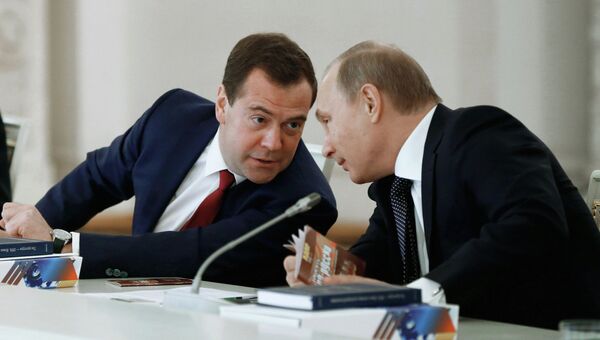 Президент РФ Владимир Путин (справа) и председатель правительства РФ Дмитрий Медведев. Архивное фото