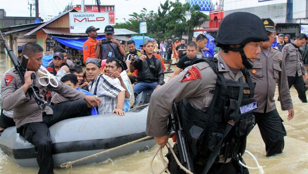 Спасательные работы во время наводнения в Индонезии
