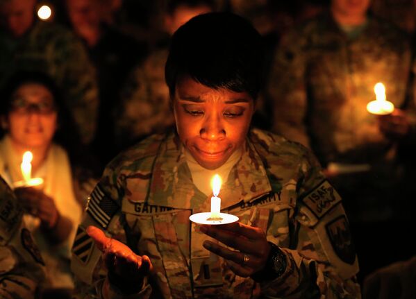 Военнослужащая ВС США во время празднования католического Рождества в Афганистане