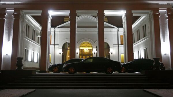 Машины припаркованные у здания правительства во время переговоров по урегулированию украинского кризиса в Минске