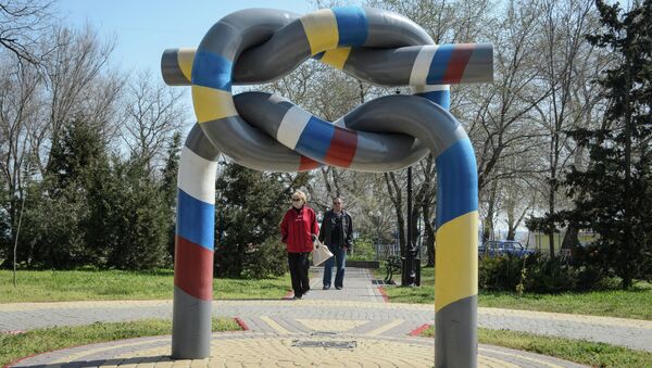 Памятник дружбе Украины и России в одном из парков Керчи