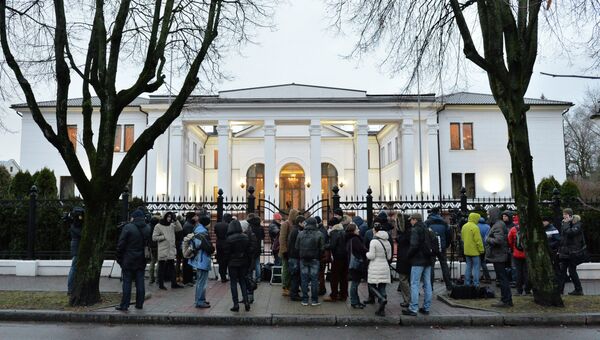 Журналисты ожидают приезда участников переговоров возле правительственной резиденции на Войсковом переулке в Минске. Архив