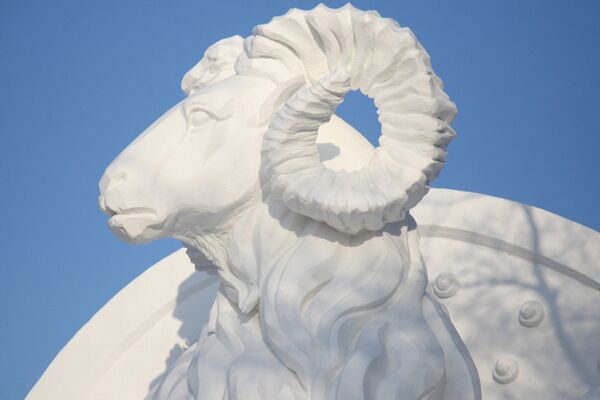 Скульптура из снега на фестивале в Харбине