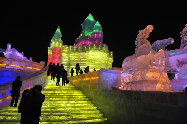 Посетители на 16 фестивале льда и снега в Харбине