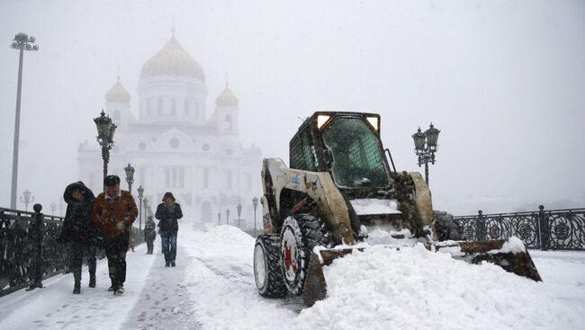 Уборка снега у Храма Христа Спасителя в Москве. Архивное фото