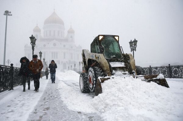 Уборка снега у Храма Христа Спасителя в Москве