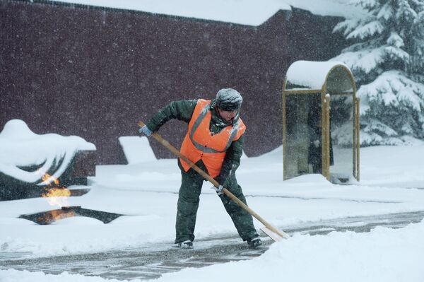 Уборка снега у Могилы Неизвестного солдата в Москве