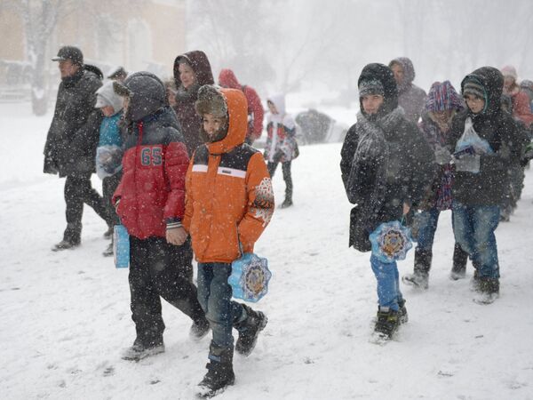 Дети на территории Московского Кремля во время снегопада