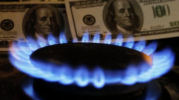 Доллары США и газовая горелка