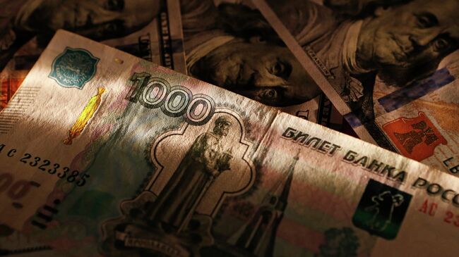 Доллары и рубли. Архивное фото