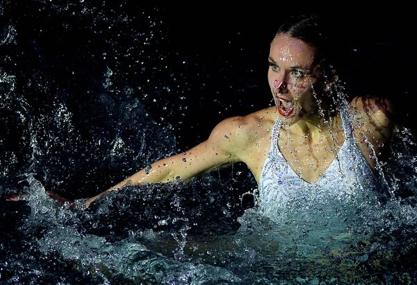 Олимпийская чемпионка Наталья Ищенко выступает в шоу олимпийских чемпионов по синхронному плаванию