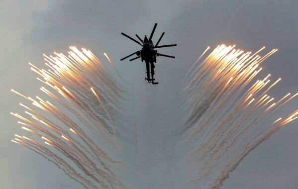 Вертолеты ВС РФ во время промо-кампании по привлечению к службе в армии, Севастополь
